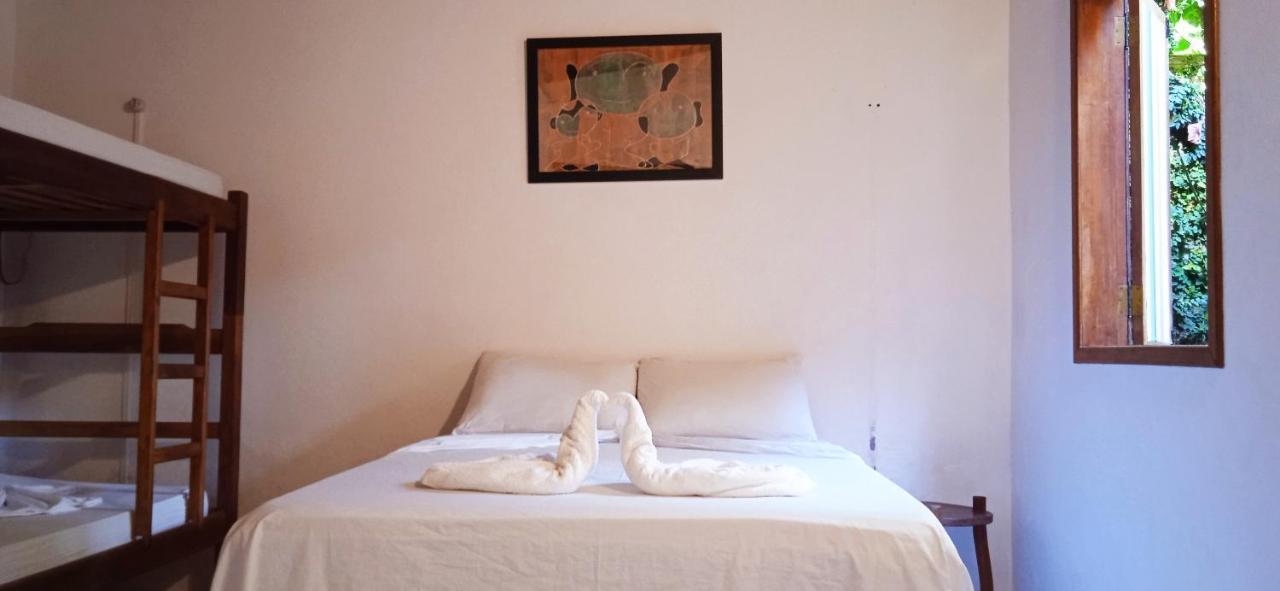 Novos Baianos Hostel E Pousada Porto Seguro Exterior foto A bed with a towel animal